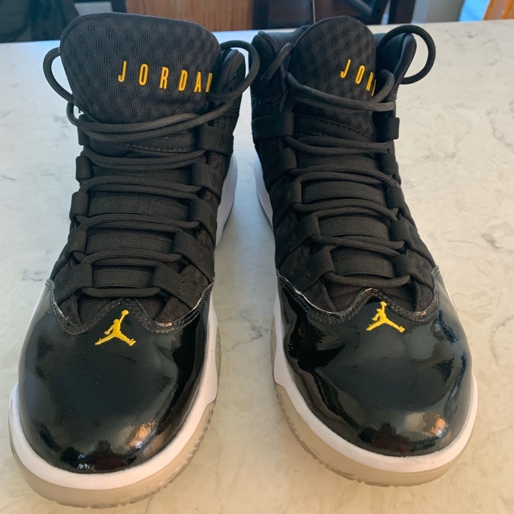 Really nice black Jordans